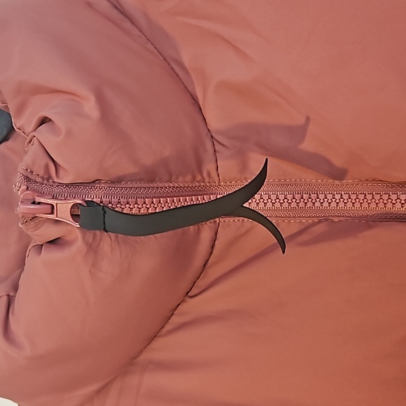 Fabletics Wander Cropped Puffer Jacket Cherry Mocha Adjustable Womens Medium - Picture 5 of 16